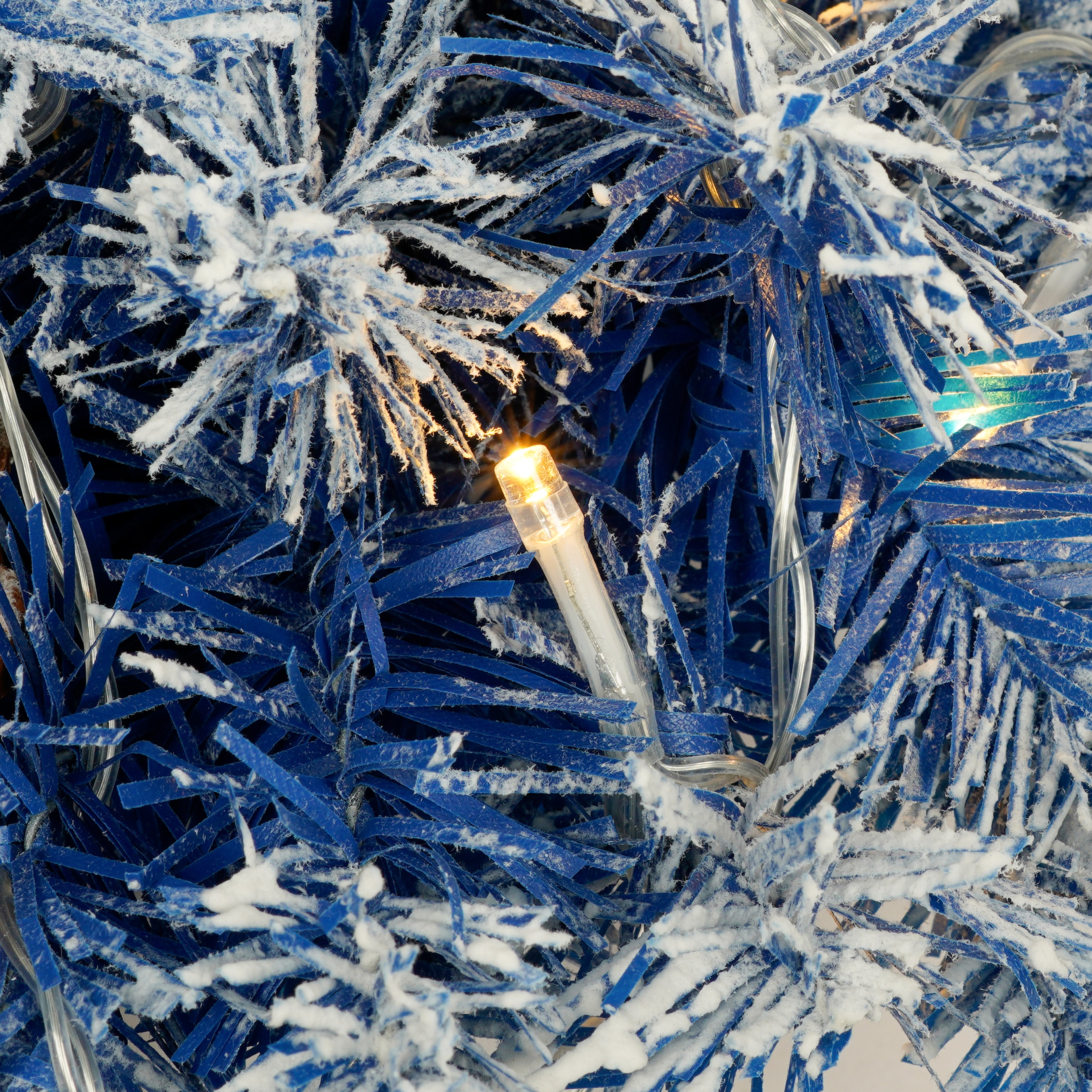A set of 4 artificial Christmas trees, including flower garlands, flower garlands, and 2 entrance trees, equipped with LED light